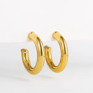 Dettaglio degli orecchini a cerchio spessi placcati oro 18K a forma di U