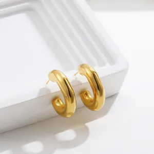 Dettaglio ravvicinato degli orecchini a forma di U in acciaio inossidabile placcato oro 18K