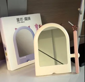 Vue détaillée d'un miroir de maquillage crème avec oreilles de chat et baguette