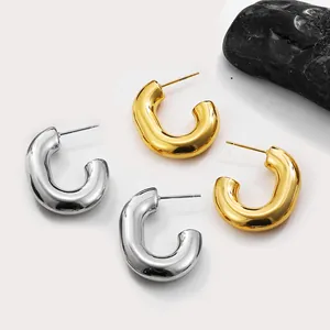 Dettaglio di orecchini a cerchio a forma di U in acciaio inossidabile lucido oro e argento