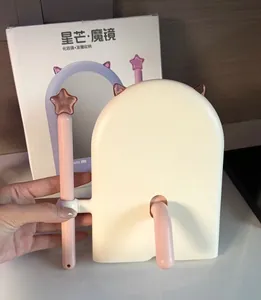 Vue arrière détaillée d'un miroir de maquillage oreilles de chat avec accessoire