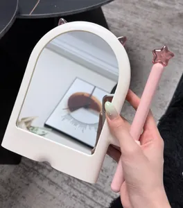 Détail du miroir de maquillage oreilles de chat avec accessoire de baguette étoile