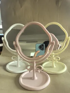 Desktop-Schminkspiegel-Set mit Schleifenfuß und Ablage in Pink, Weiß und Gelb.