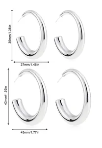 Vista dettagliata di due dimensioni di orecchini a cerchio a U in argento lucido.