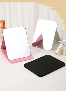 Nahaufnahme faltbarer Make-up-Spiegel aus PU-Leder in Pink, Weiß und Schwarz für den Tisch.