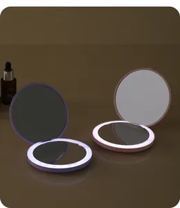 Detail von tragbaren runden LED-Schminkspiegeln mit hellem Ringlichteffekt.