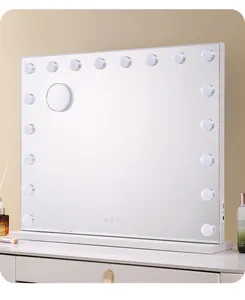 Vista dettagliata di uno specchio da trucco LED professionale con luci e tasti touch.