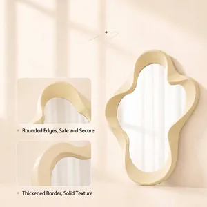 Irregulärer Make-up-Spiegel in Wolkenform mit cremefarbenem Rahmen für Wand oder Schreibtisch.