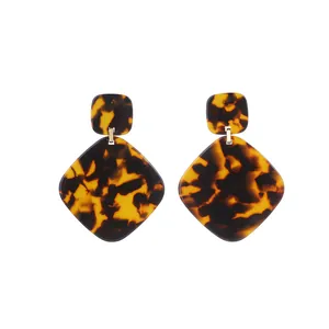 Eleganti orecchini pendenti in acrilico tartarugato con placche geometriche a rombo