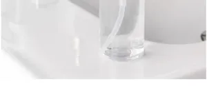 Detailansicht des internen Saugrohrs in einer durchsichtigen Plastik-Schaumspenderflasche
