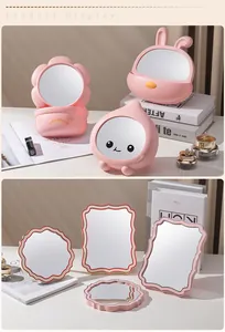 Detailansicht süßer Cartoon- und gewellter Desktop-Schminkspiegel in Rosa und Weiß