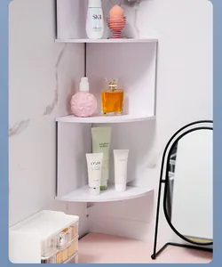 Eckregal wandmontiert mit drei Ebenen für Kosmetik vor einer Wand in Marmoroptik.