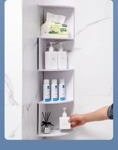 Detailansicht eines weißen 4-stufigen Eckregals an einer Marmorwand mit Toilettenartikeln