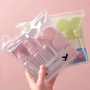 Tragbares Reise-Abfüllset mit Sprüh- und Pumpflaschen in rosa und grünen Farben in Beutel