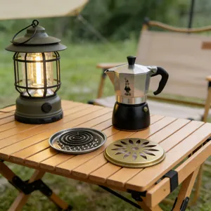 Macro detail van een roestvrijstalen muggenspiraalhouder op een houten campingtafel buiten