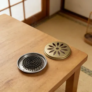 Roestvrijstalen muggenspiraalhouder met gouden deksel op een houten tafel van dichtbij