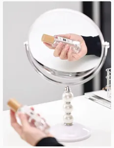 Detailansicht eines luxuriösen Tisch-Kosmetikspiegels mit elegantem Perlenständer-Design