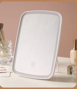 Vista dettagliata di uno specchio da trucco a LED portatile con luce ad anello e touch