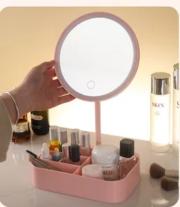 Detailansicht eines rosa LED-Schminkspiegels mit integriertem Aufbewahrungsorganisator