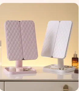 Detail van opvouwbare LED make-up spiegels met gewatteerde textuur en opbergvoet
