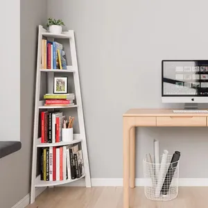 Étagère d'angle moderne blanche dans un bureau à domicile avec des livres et de la déco.