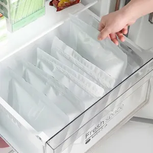 Bolsas de papel de aluminio blanco para guardar alimentos en un refrigerador