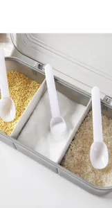 Détail de la boîte à épices à 3 compartiments avec cuillères doseuses blanches pour cuisine