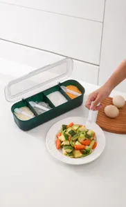 Détail d'une boîte à épices à 3 compartiments avec cuillères dans une cuisine