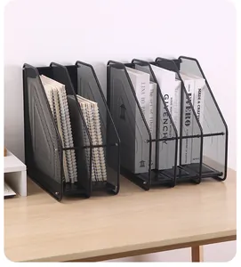 Nahaufnahme von zwei schwarzen Metall-Aktenordnern aus Netzgewebe auf einem Schreibtisch