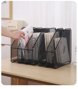 Detailansicht eines schwarzen Metall-Aktenhalters mit Büchern auf einem Holztisch