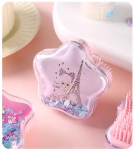 Detail einer sternförmigen Haarbürste mit Cartoon-Motiv und lila Quicksand-Pailletten.