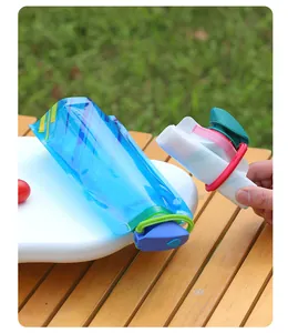 Detailopname van draagbare opvouwbare PE-waterzakken voor wandelen en fietsen.