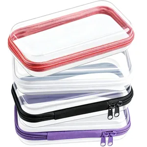 Stapel aus vier transparenten PVC-Kulturtaschen mit bunten Reißverschlüssen für Reisen