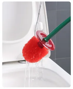 Detailansicht der roten kirschförmigen Toilettenbürste, die unter fließendem Wasser gespült wird