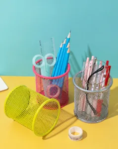 Vue détaillée de porte-stylos ronds en maille métallique pour le rangement de bureau