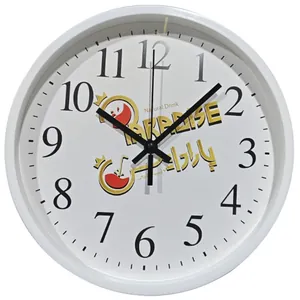 Moderne weiße Wanduhr mit großen schwarzen Ziffern und dekorativem grafischem Zentrum