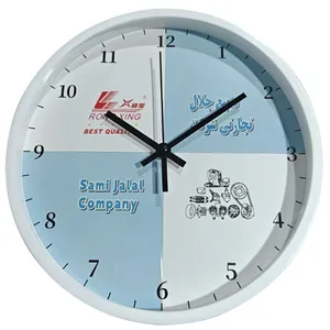 Detailansicht der runden Wanduhr mit blau-weißen Quadranten und Zifferblatt-Details