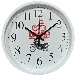 Minimalistische runde weiße Wanduhr mit kräftigen arabischen Ziffern und Motorradmotiv