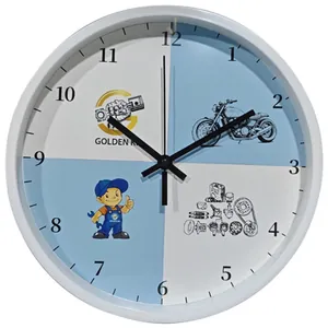 Detailansicht einer runden Wanduhr mit einzigartigen Illustrationen zum Thema Mechanik