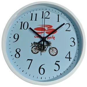 Detailansicht der runden Wanduhr mit hellblauem Zifferblatt und Motorradmuster