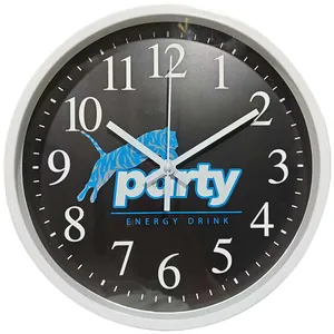 Nahaufnahme einer runden Wanduhr mit schwarzem Zifferblatt und blauem Party-Energy-Drink-Logo
