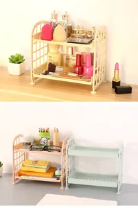 Nahaufnahme eines zweistöckigen Kunststoff-Desktop-Organizers für Kosmetik und Schreibwaren.