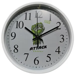 Moderne weiße Wanduhr mit einer grünen Faustgrafik und schwarzen arabischen Ziffern