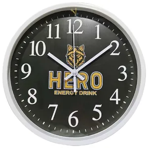 Moderne minimalistische runde Wanduhr mit schwarzem Zifferblatt, Wolfslogo und Hero-Schrift.