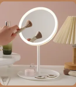 Detail eines beleuchteten LED-Make-up-Spiegels, der mit einem weichen Kosmetikpinsel verwendet wird