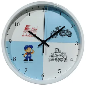 Detailansicht einer runden Wanduhr mit Motorrad-Themendesign in Blau-Weiß-Quadranten