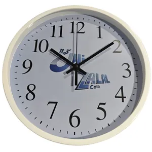 Minimalistische runde Wanduhr mit großen arabischen Ziffern und Zalal Cola Branding