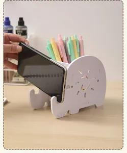 Organizer da scrivania in legno a forma di elefante con portapenne e supporto smartphone