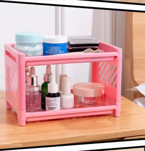 Detailansicht eines rosa zweistöckigen Kunststoff-Desktop-Regals für diverse Kosmetika