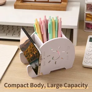 Simpatico organizer da scrivania in legno a forma di elefante con portapenne e supporto cellulare.